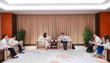 Peng Hao, segretario del Partito e presidente della filiale di Zhejiang della Export-Import Bank of China, ha visitato Tongkun per la ricerca.